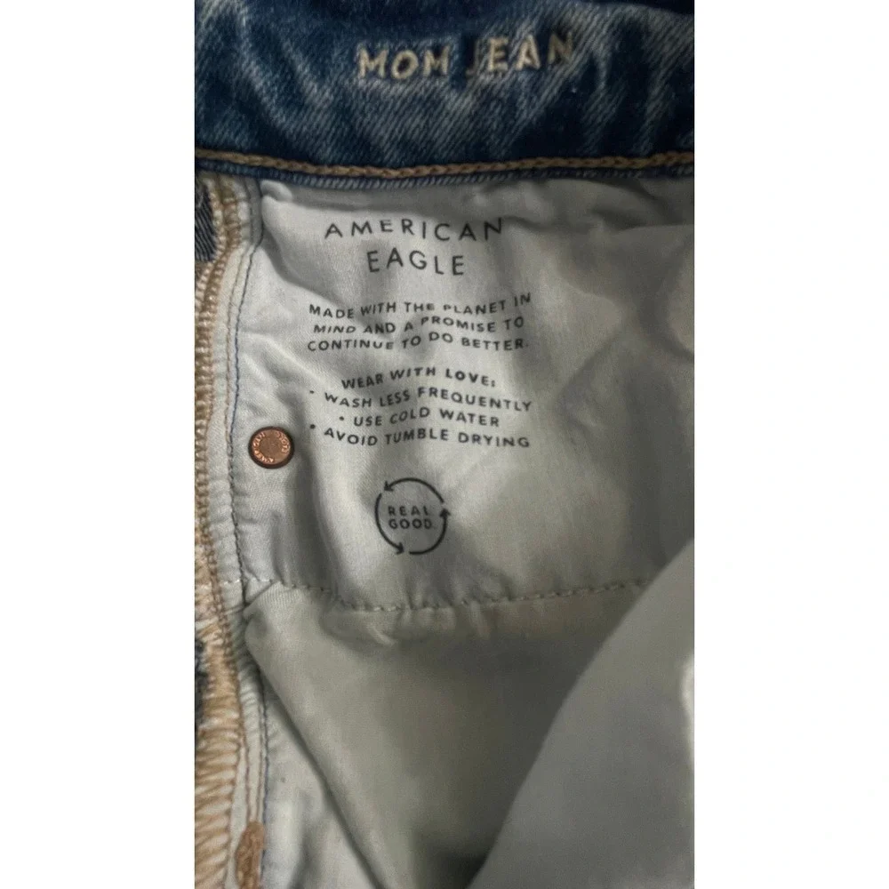 American Eagle Mom Jean Light‎ Wash Distressed High Rise Denim Size 2 Regular